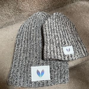 Love your melon ‘mom & daughter’ beanies never worn